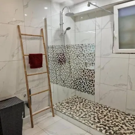 2 Schlafzimmer, Whirlpool, Sauna Und Netflix-projektor *