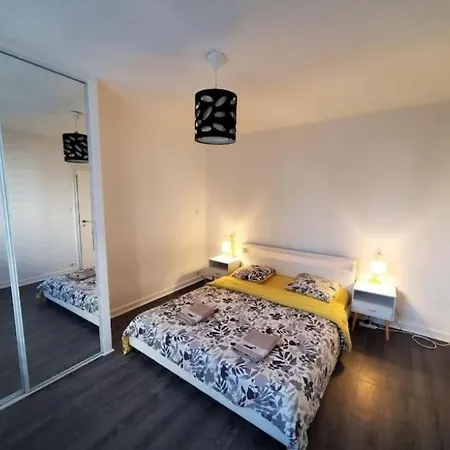 2 Schlafzimmer, Whirlpool, Sauna Und Netflix-projektor Apartment